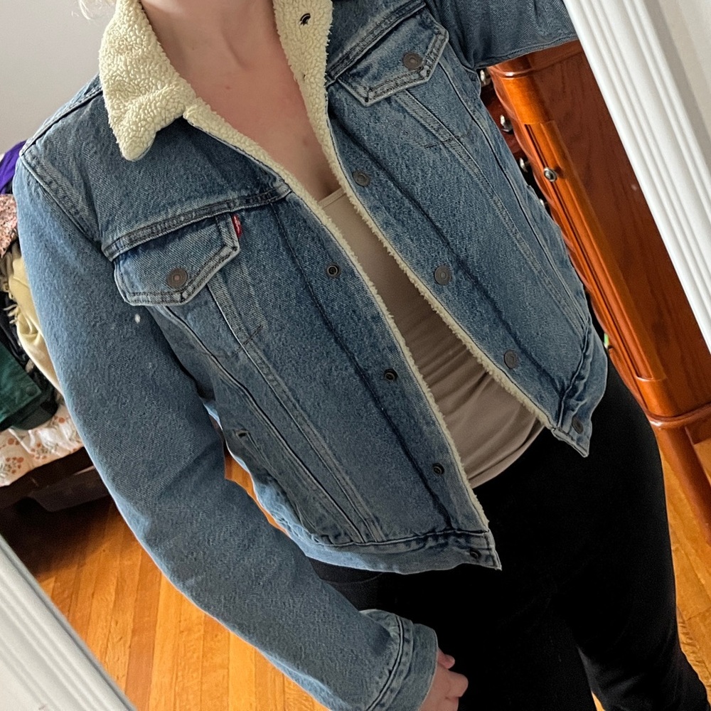 Levi’s women’s jean jacket w/ fleece lining in light denim